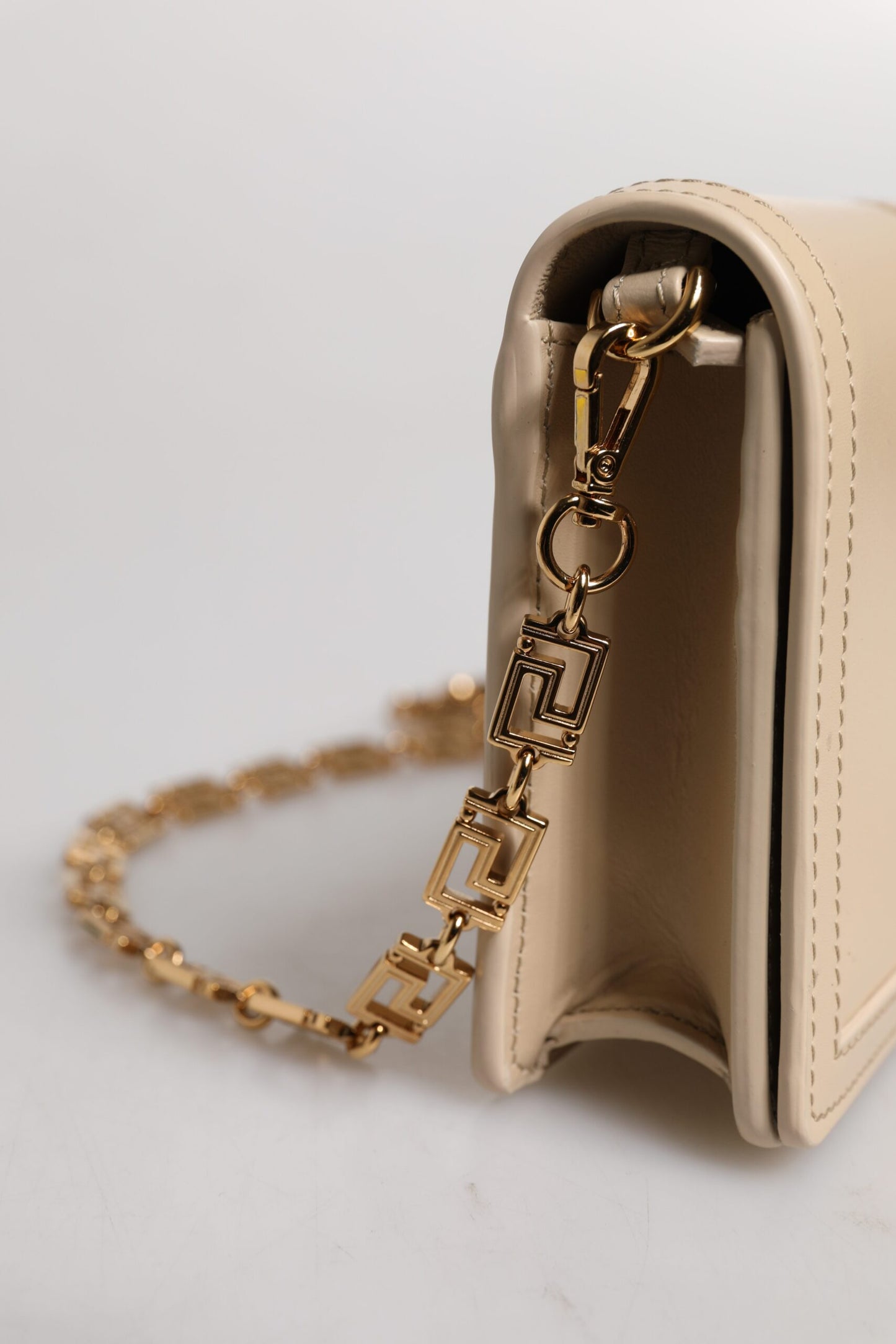 V1 Sac bandoulière portefeuille en cuir de veau beige avec chaîne dorée