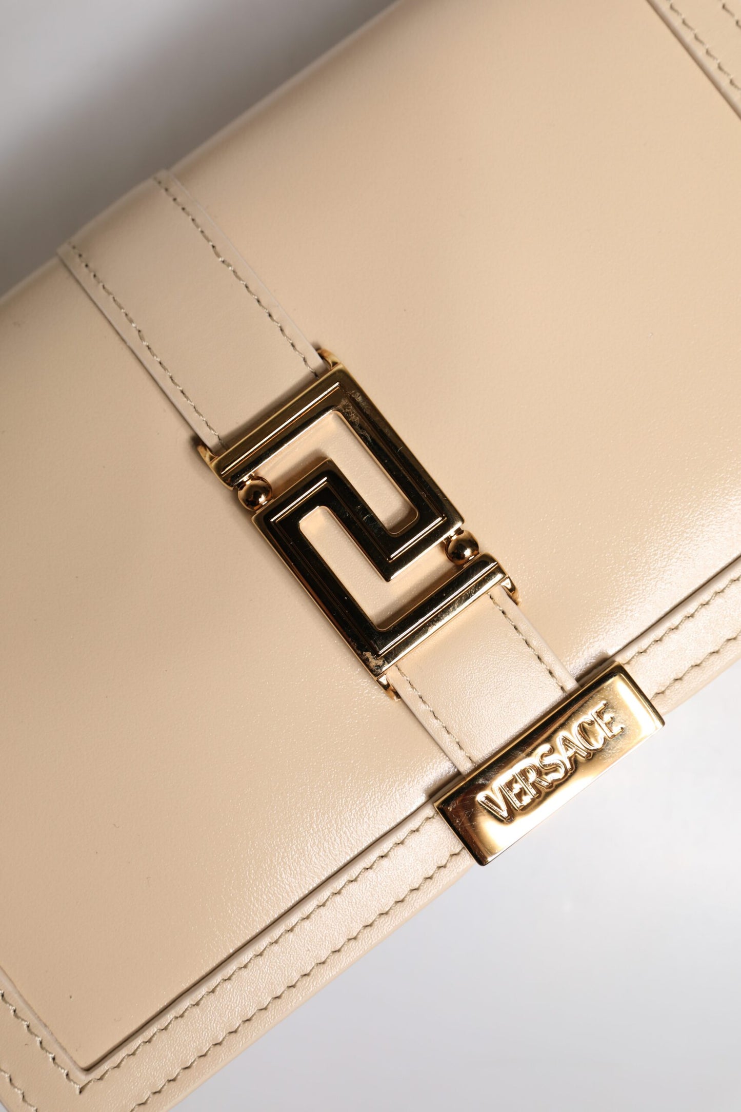 V1 Sac bandoulière portefeuille en cuir de veau beige avec chaîne dorée
