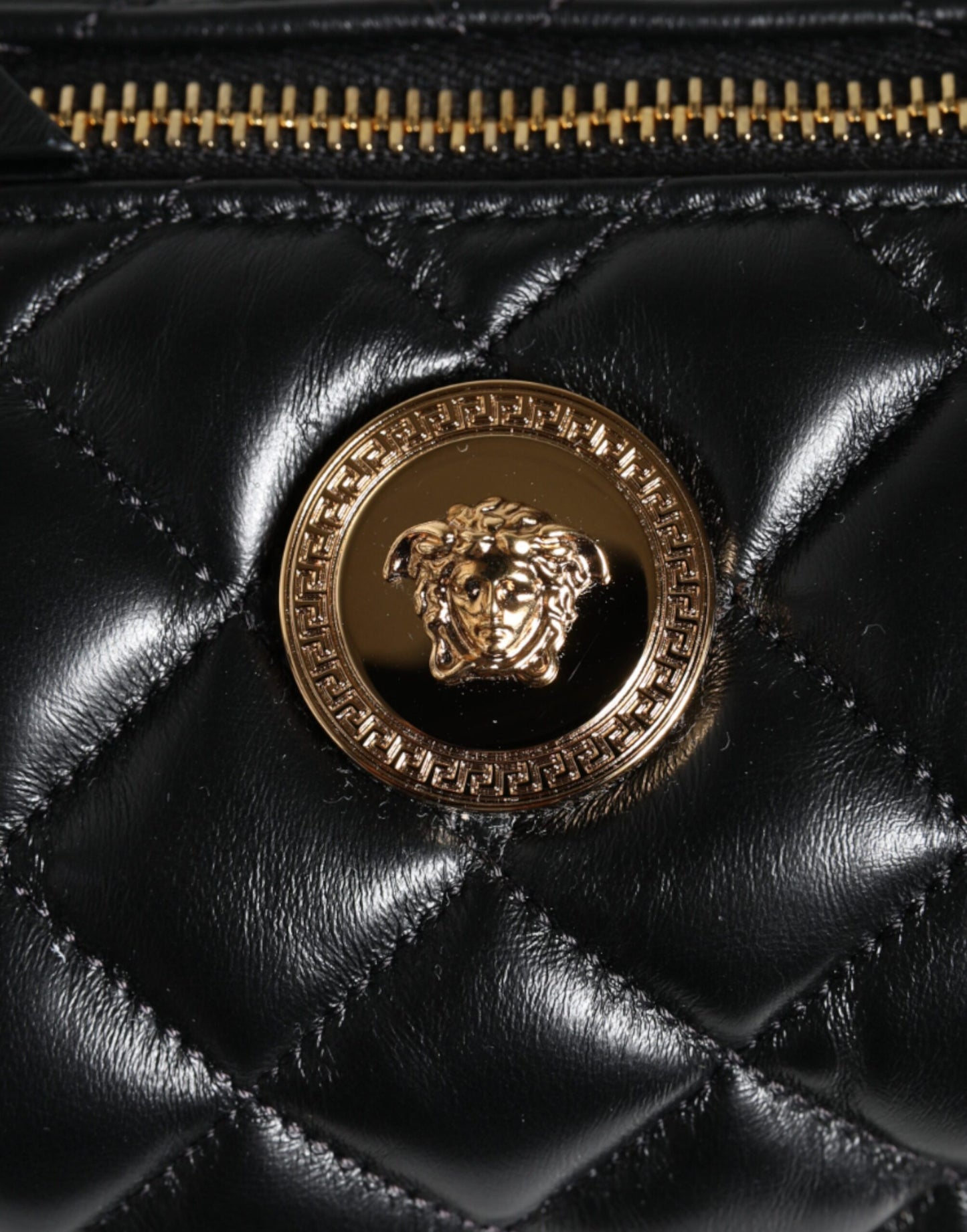 V2 Mini sac bandoulière en cuir d'agneau matelassé noir